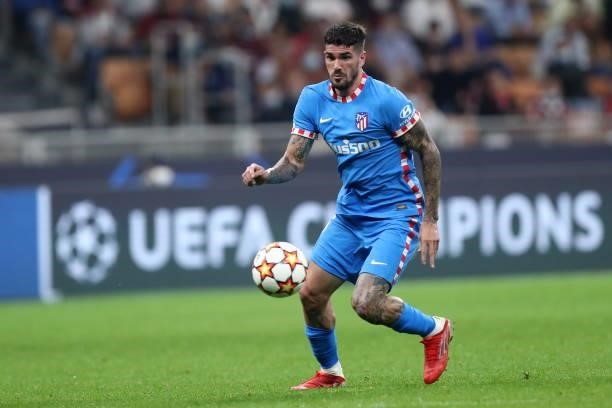 Rodrigo de Paul of Atletico Madrid controls the ball during the UEFA Champions League Group B match between AC Milan and Atletico Madrid at Giuseppe...