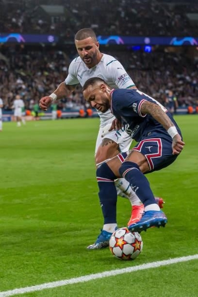 Kyle Walker of Manchester City and Neymar of Paris Saint-Germain battle for the ball during the UEFA Champions League match between Paris Saint...