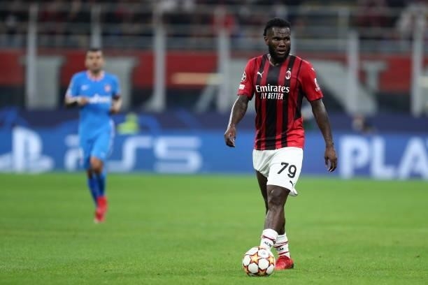 Franck Kessie of AC Milan controls the ball during the UEFA Champions League Group B match between AC Milan and Atletico Madrid at Giuseppe Meazza...
