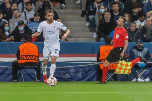 Bernardo Silva of Manchester City controls the Ball during the UEFA Champions League match between Paris Saint Germain and Manchester City at Parc...