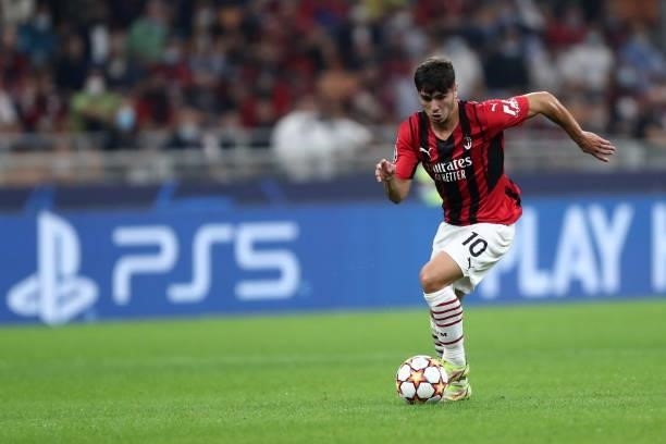 Brahim Diaz of AC Milan controls the ball during the UEFA Champions League Group B match between AC Milan and Atletico Madrid at Giuseppe Meazza...