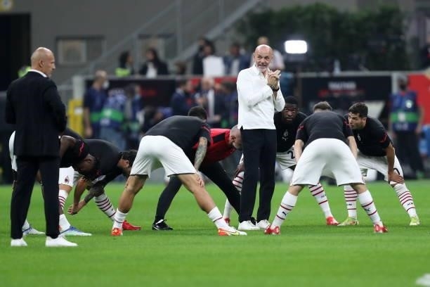 Head coach Stefano Pioli of AC Milan warms up prior to the UEFA Champions League Group B match between AC Milan and Atletico Madrid at Giuseppe...