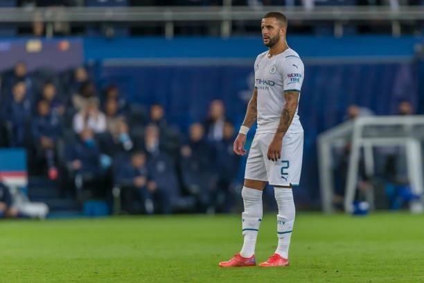 Kyle Walker of Manchester City Looks on during the UEFA Champions League match between Paris Saint Germain and Manchester City at Parc des Princes on...