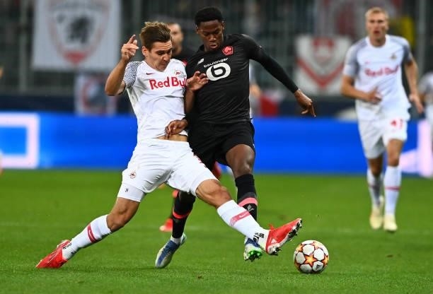 Salzburg's Austrian defender Maximilian Woeber and Lille's Canadian forward Jonathan David vie for the ball the UEFA Champions League Group G...
