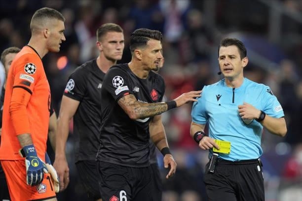 Team Lille with Referee Halil Umut Meler of Turkey during the UEFA Champions League group G match between FC Red Bull Salzburg and Lille OSC at Red...