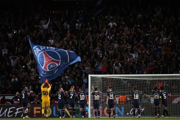Paris Saint-Germain players celebrate the win in front of the fans during the UEFA Champions League group A match between Paris Saint-Germain and...