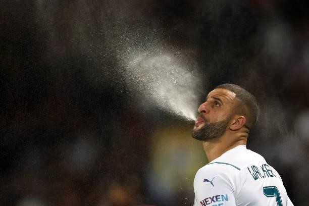 Kyle Walker of Manchester City sprays water during the UEFA Champions League group A match between Paris Saint-Germain and Manchester City at Parc...