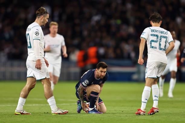 Lionel Messi of Paris Saint-Germain looks on surrounded by Jack Grealish and Bernardo Silva of Manchester City during the UEFA Champions League group...