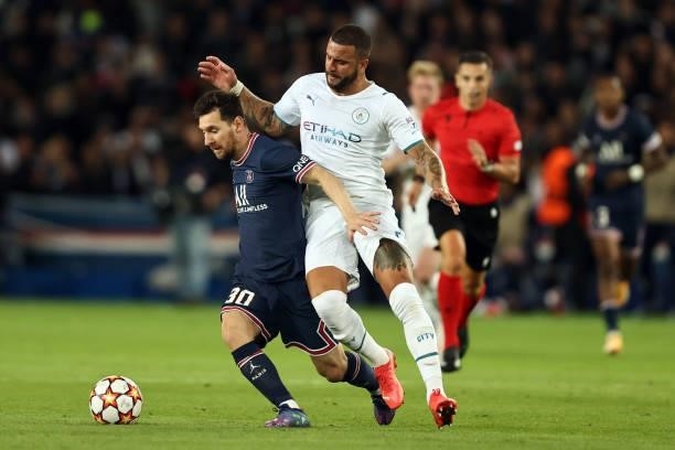 Lionel Messi of Paris Saint-Germain in action with Kyle Walker of Manchester City during the UEFA Champions League group A match between Paris...
