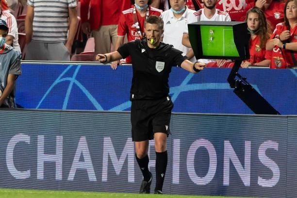Referee Daniele Orsato gestures during the UEFA Champions League group E match between SL Benfica and FC Barcelona at Estadio da Luz on September 29,...