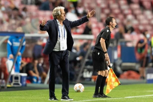 Head coach Jorge Jesus of SL Benfica gestures during the UEFA Champions League group E match between SL Benfica and FC Barcelona at Estadio da Luz on...
