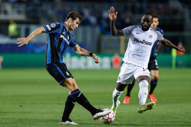 Marten De Roon in action against Nicolas Moumi Ngamaleu during the UEFA Champions League football match Atalanta BC vs Young Boys on September 29,...