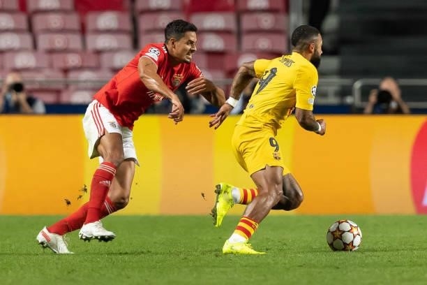 Lucas Verissimo of SL Benfica and Memphis Depay of FC Barcelona battle for the ball during the UEFA Champions League group E match between SL Benfica...