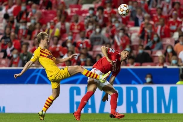 Frenkie de Jong of FC Barcelona and Lucas Verissimo of SL Benfica battle for the ball during the UEFA Champions League group E match between SL...