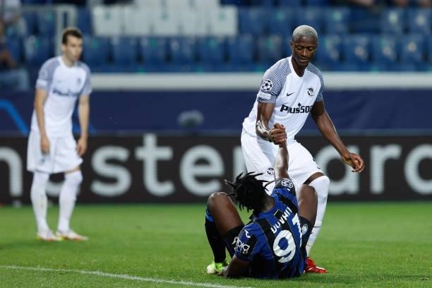 Mohamed Ali Camara helps Duvan Zapata to get off the ground during the UEFA Champions League football match Atalanta BC vs Young Boys on September...