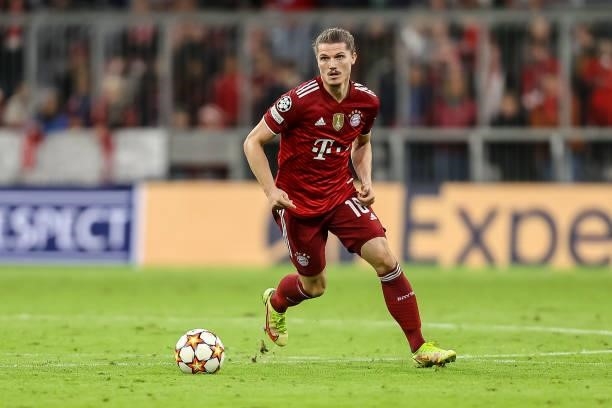 Marcel Sabitzer of Bayern Muenchen controls the ball during the UEFA Champions League group E match between FC Bayern Muenchen and Dinamo Kiev at...