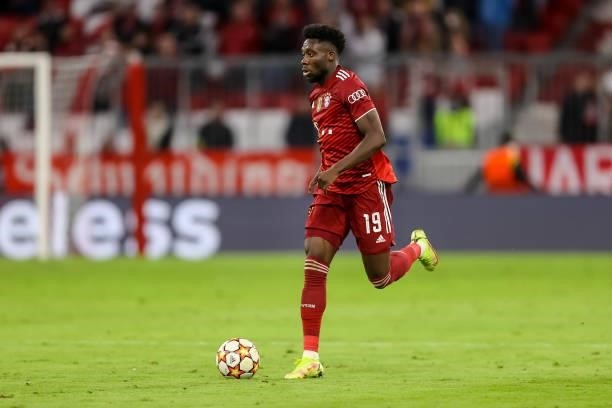 Alphonso Davies of Bayern Muenchen controls the ball during the UEFA Champions League group E match between FC Bayern Muenchen and Dinamo Kiev at...