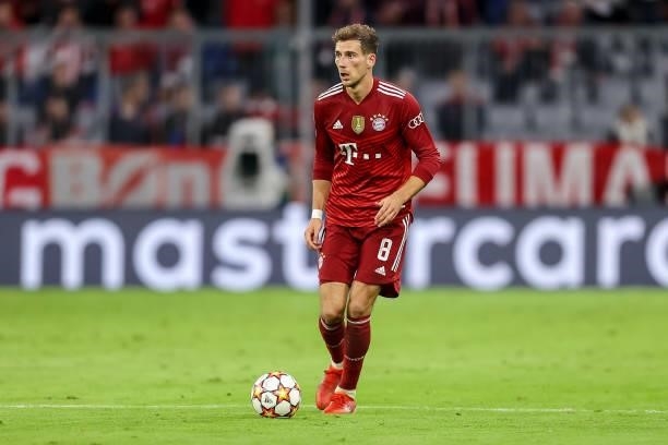 Leon Goretzka of Bayern Muenchen controls the ball during the UEFA Champions League group E match between FC Bayern Muenchen and Dinamo Kiev at...