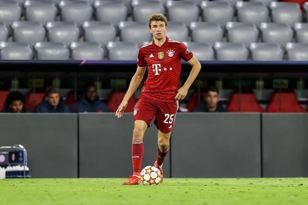 Thomas Mueller of Bayern Muenchen controls the ball during the UEFA Champions League group E match between FC Bayern Muenchen and Dinamo Kiev at...