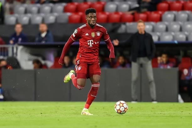 Alphonso Davies of Bayern Muenchen controls the ball during the UEFA Champions League group E match between FC Bayern Muenchen and Dinamo Kiev at...