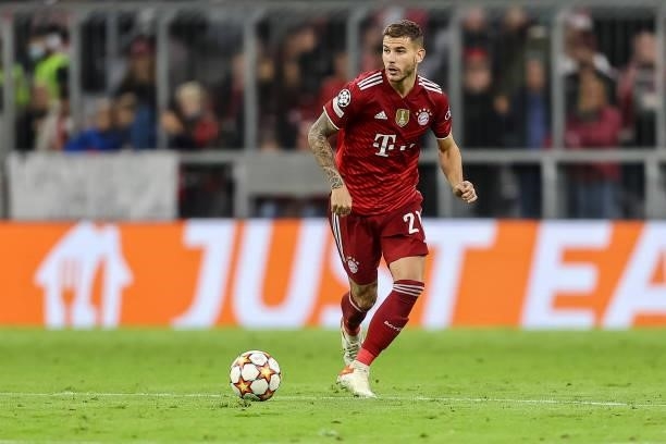 Lucas Hernandez of Bayern Muenchen controls the ball during the UEFA Champions League group E match between FC Bayern Muenchen and Dinamo Kiev at...