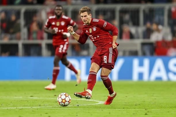 Leon Goretzka of Bayern Muenchen controls the ball during the UEFA Champions League group E match between FC Bayern Muenchen and Dinamo Kiev at...