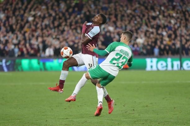 West Ham United's Ben Johnson and Rapid Vienna's Jonas Auer during the UEFA Europa League group H match between West Ham United and Rapid Wien at...