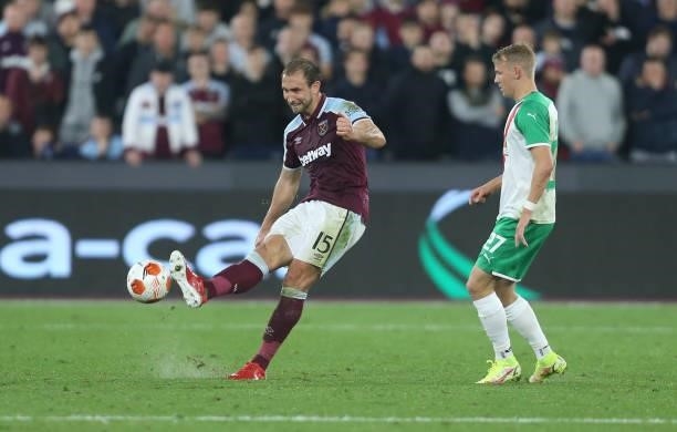 West Ham United's Craig Dawson and Rapid Vienna's Marco Grull during the UEFA Europa League group H match between West Ham United and Rapid Wien at...