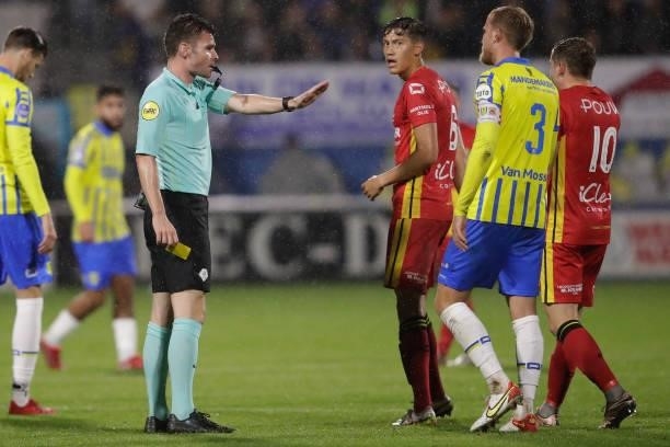 Referee Erwin Blank, Jay Idzes of Go Ahead Eagles, Melle Meulensteen of RKC Waalwijk, Philippe Rommens of Go Ahead Eagles during the Dutch Eredivisie...