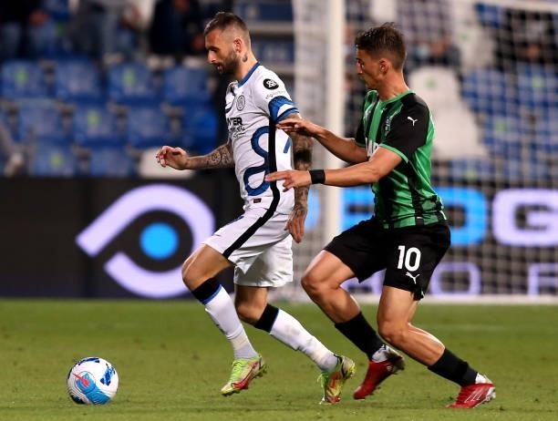 Marcelo Brozovic of FC Internazionale competes for the ball with Filip Djuricic of US Sassuolo ,during the Serie A match between US Sassuolo v FC...