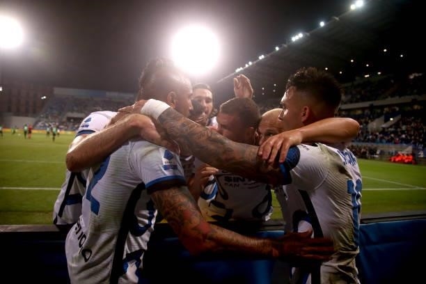 Lautaro Martinez of FC Internazionale celebrates with team mates after scores his penalty Goal ,during the Serie A match between US Sassuolo v FC...
