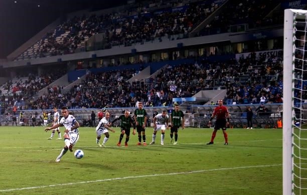Lautaro Martinez of FC Internazionale scores his penalty Goal ,during the Serie A match between US Sassuolo v FC Internazionale at Mapei Stadium -...