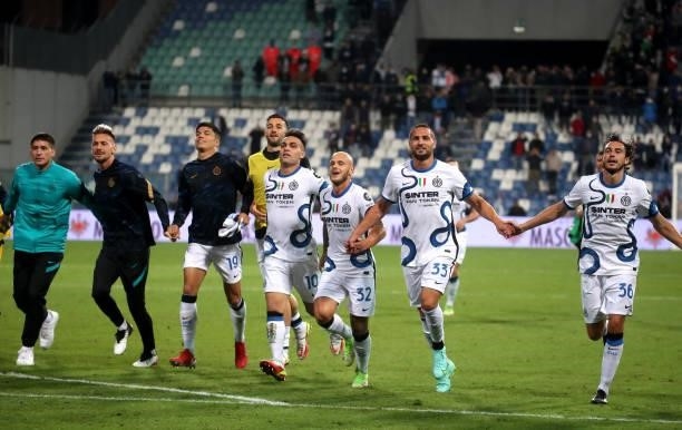 Lautaro Martinez of FC Internazionale and his team mates greets the fans for the victory ,during the Serie A match between US Sassuolo v FC...