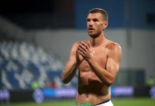 Edin Dzeko greets the fans for the victory ,during the Serie A match between US Sassuolo v FC Internazionale at Mapei Stadium - Citta' del Tricolore...