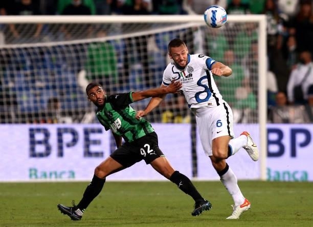 Stefan De Vrij of FC Internazionale competes for the ball with Gregoire Defrel of US Sassuolo ,during the Serie A match between US Sassuolo v FC...