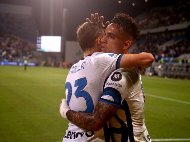 Lautaro Martinez of FC Internazionale celebrates with team mates Nicolo Barella after scores his penalty Goal ,during the Serie A match between US...