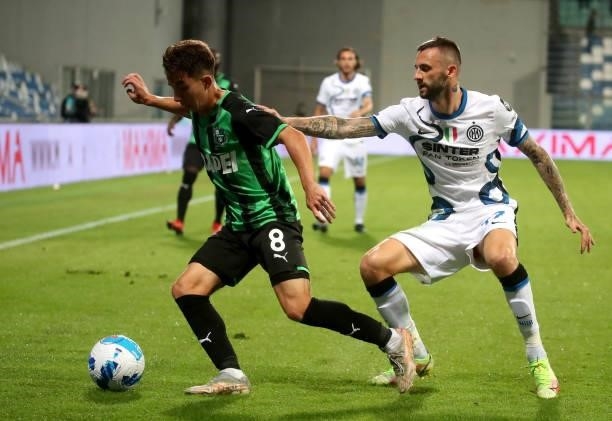 Maxime Lopez of US Sassuolo competes for the ball with Marcelo Brozovic of FC Internazionale ,during the Serie A match between US Sassuolo v FC...