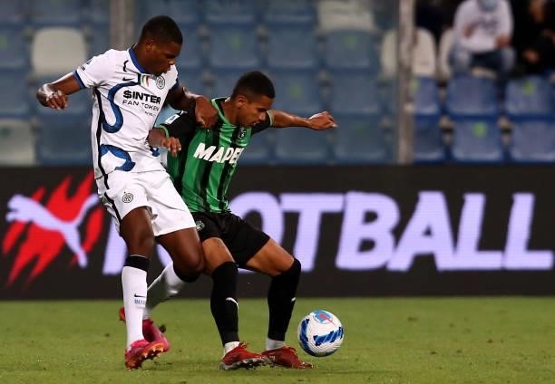 Denzel Dumfries of FC Internazionale competes for the ball with Rogerio of US Sassuolo ,during the Serie A match between US Sassuolo v FC...