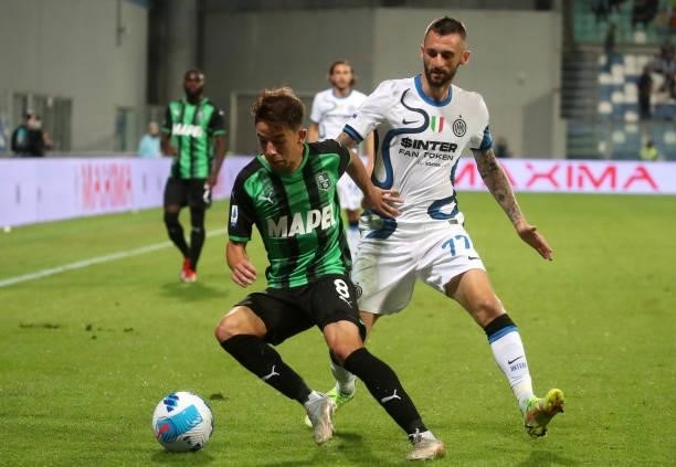 Maxime Lopez of US Sassuolo competes for the ball with Marcelo Brozovic of FC Internazionale ,during the Serie A match between US Sassuolo v FC...