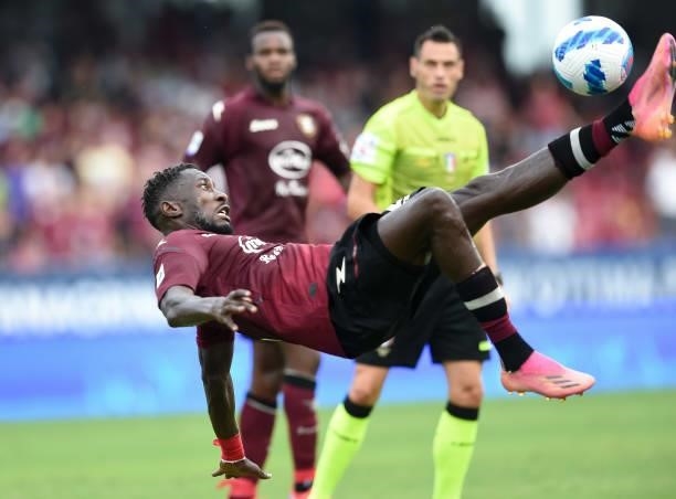 Mamadou Coulibaly of US Salernitana 1919 tries to score with a bicycle kick during the Serie A match between US Salernitana 1919 and Genoa CFC at...