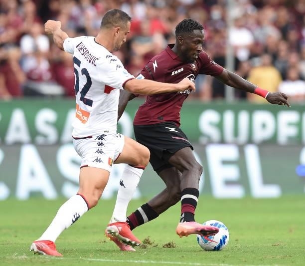 Mamadou Coulibaly of US Salernitana 1919 and Nikola Maksimovic of Genoa CFC compete for the ball during the Serie A match between US Salernitana 1919...