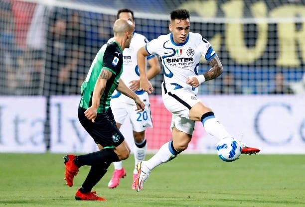 Lautaro Martinez of FC Internazionale controls the ball during the Serie A match between US Sassuolo and FC Internazionale at Mapei Stadium - Citta'...