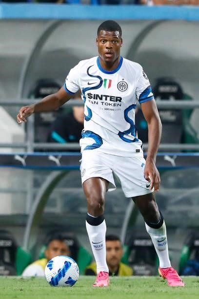 Denzel Dumfries of FC Internazionale controls the ball during the Serie A match between US Sassuolo and FC Internazionale at Mapei Stadium - Citta'...