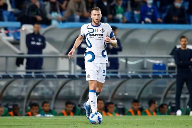 Milan Skriniar of FC Internazionale controls the ball during the Serie A match between US Sassuolo and FC Internazionale at Mapei Stadium - Citta'...
