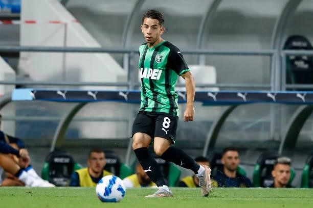 Maxime Lopez of Sasssuolo controls the ball during the Serie A match between US Sassuolo and FC Internazionale at Mapei Stadium - Citta' del...