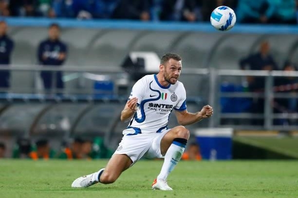 Stefan de Vrij of FC Internazionale controls the ball during the Serie A match between US Sassuolo and FC Internazionale at Mapei Stadium - Citta'...