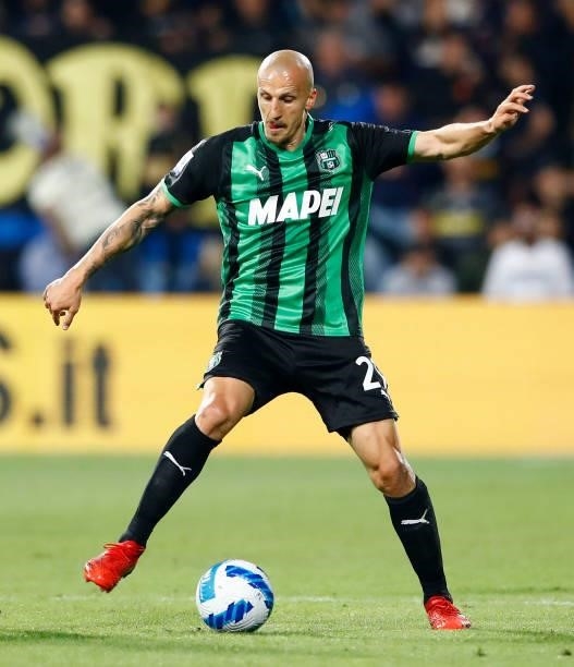 Vlad Chiriches of Sasssuolo controls the ball during the Serie A match between US Sassuolo and FC Internazionale at Mapei Stadium - Citta' del...