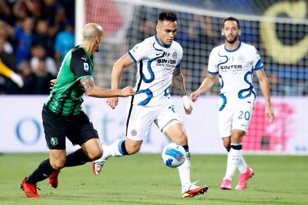 Lautaro Martinez of FC Internazionale controls the ball during the Serie A match between US Sassuolo and FC Internazionale at Mapei Stadium - Citta'...