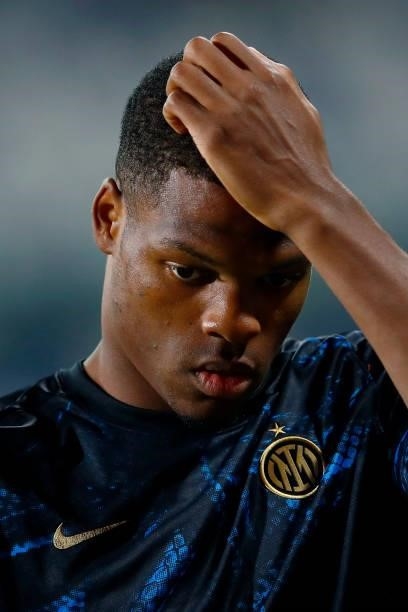 Denzel Dumfries of FC Internazionale gestures prior to the Serie A match between US Sassuolo and FC Internazionale at Mapei Stadium - Citta' del...