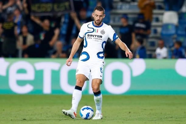 Stefan de Vrij of FC Internazionale controls the ball during the Serie A match between US Sassuolo and FC Internazionale at Mapei Stadium - Citta'...